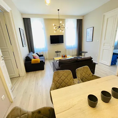 Podmaniczky 27 By Corall בודפשט